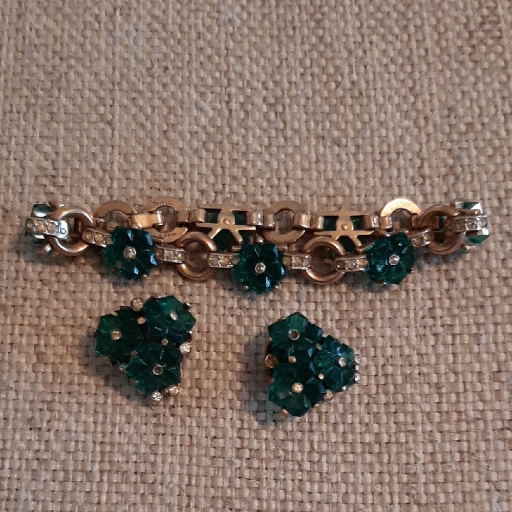 Elegant Vintage Green and Gold Jewelry Set